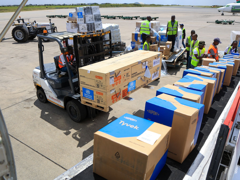 Medizinische Hilfsgüter werden in die Region des Ebola-Ausbruchs geflogen - doch noch fehlt es in vielen Orten an Material und Laborkapazitäten. (Archivbild) - Foto: Andrew Kasuku/AP/dpa