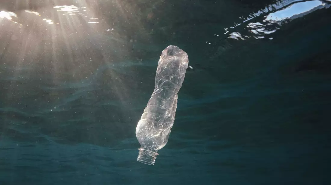 Eine Flasche treibt im Meer - wie hier vor Ägypten.  - Bild: Andrey Nekrasov/ZUMA Press Wire/dpa