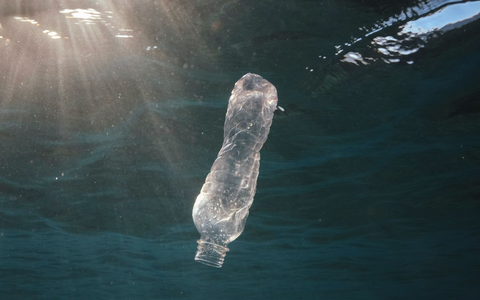 Eine Flasche treibt im Meer - wie hier vor Ägypten.  - Foto: Andrey Nekrasov/ZUMA Press Wire/dpa