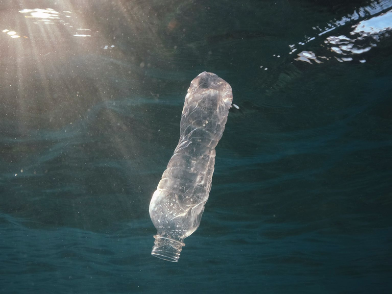 Eine Flasche treibt im Meer - wie hier vor Ägypten.  - Foto: Andrey Nekrasov/ZUMA Press Wire/dpa