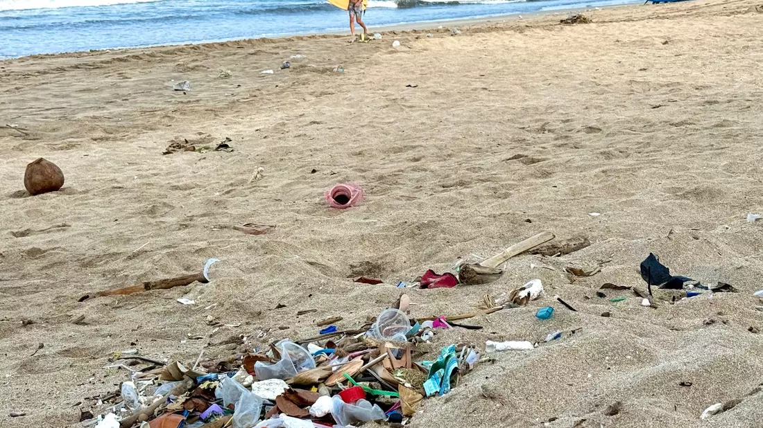 Tonnenweise Abfälle werden an viele Küsten gespült - wie hier auf Bali.  - Bild: Carola Frentzen/dpa