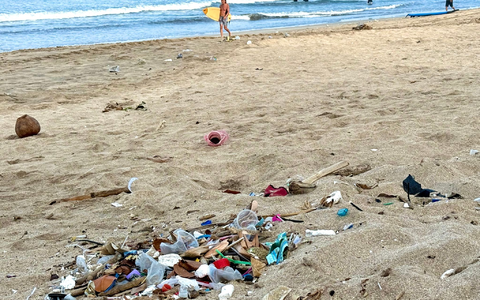 Tonnenweise Abfälle werden an viele Küsten gespült - wie hier auf Bali.  - Foto: Carola Frentzen/dpa