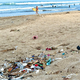 Tonnenweise Abfälle werden an viele Küsten gespült - wie hier auf Bali.  - Foto: Carola Frentzen/dpa