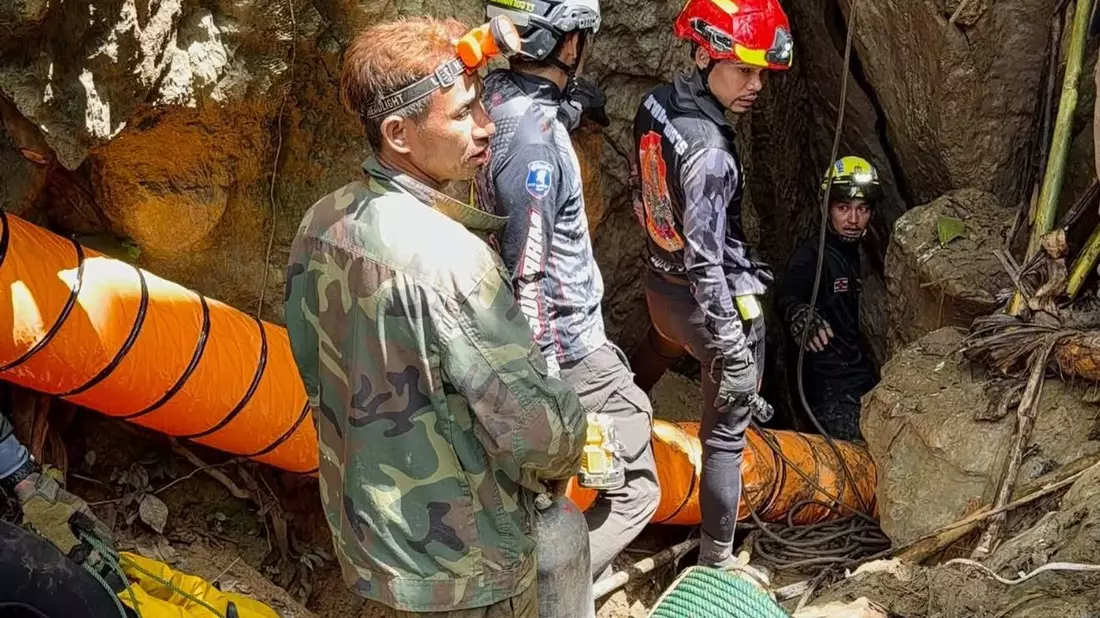 Die Retter müssen durch schmale Gänge kriechen.  - Bild: Uncredited/Metta Tham Rescue Kalasin/AP/dpa