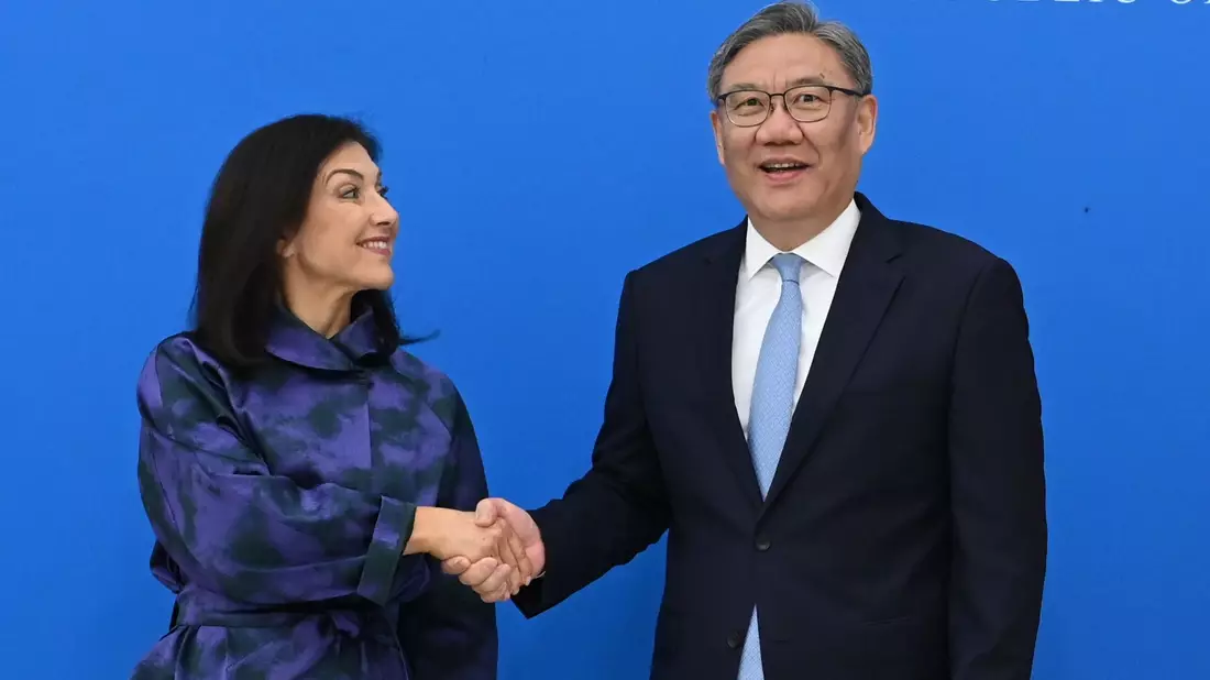 Wirtschaftsministerin Reiche (l) traf Chinas Handelsminister Wang.   - Bild: Johannes Neudecker/dpa