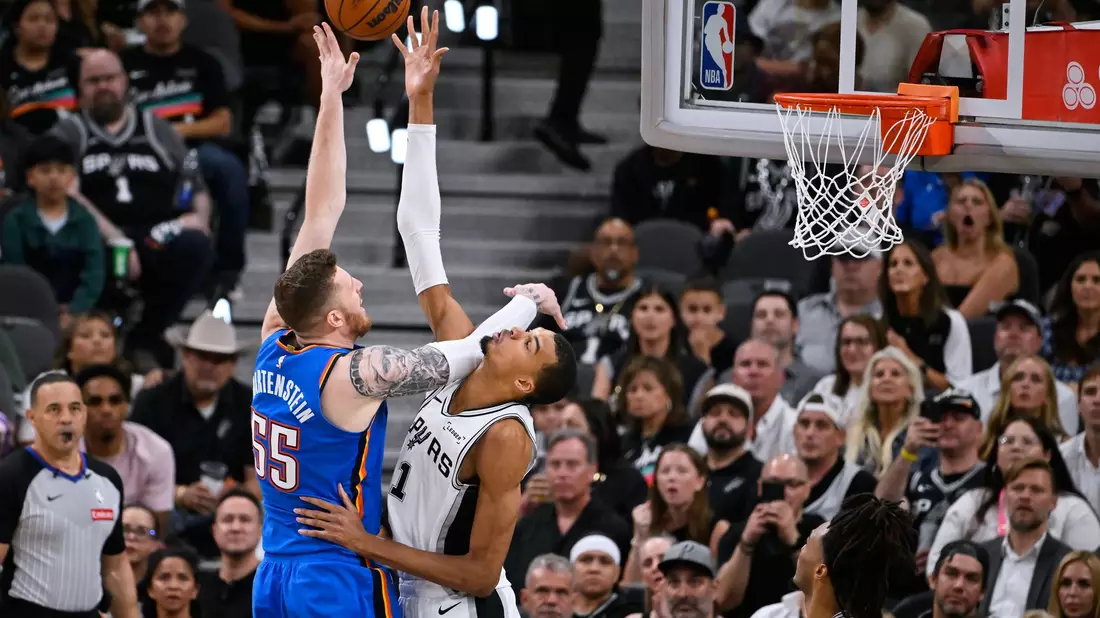 Isaiah Hartenstein (links) legte für Oklahoma in Spiel fünf gegen die San Antonio Spurs um Starspieler Victor Wembanyama 15 Rebounds auf. - Bild: Darren Abate/AP/dpa