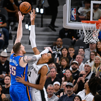 Isaiah Hartenstein (links) legte für Oklahoma in Spiel fünf gegen die San Antonio Spurs um Starspieler Victor Wembanyama 15 Rebounds auf. - Foto: Darren Abate/AP/dpa