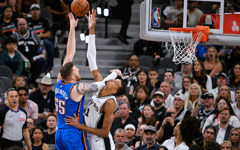 Isaiah Hartenstein (links) legte für Oklahoma in Spiel fünf gegen die San Antonio Spurs um Starspieler Victor Wembanyama 15 Rebounds auf. - Foto: Darren Abate/AP/dpa
