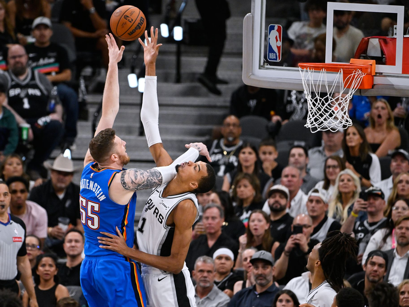 Isaiah Hartenstein (links) legte für Oklahoma in Spiel fünf gegen die San Antonio Spurs um Starspieler Victor Wembanyama 15 Rebounds auf. - Foto: Darren Abate/AP/dpa