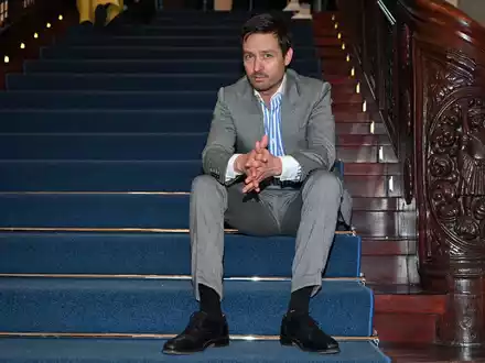 Tom Schilling spielt in «Achtsam Morden» die Hauptrolle. (Archivbild) - Foto: Elisa Schu/dpa