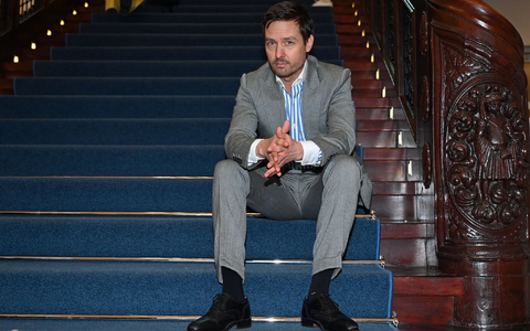 Tom Schilling spielt in «Achtsam Morden» die Hauptrolle. (Archivbild) - Foto: Elisa Schu/dpa