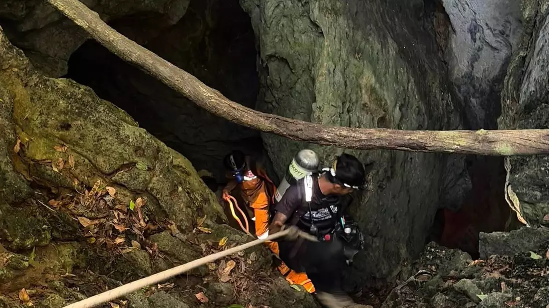 Auch Teams aus Thailand unterstützen die Suche in der Höhle. - Bild: Uncredited/Metta Tham Rescue Kalasin/AP/dpa