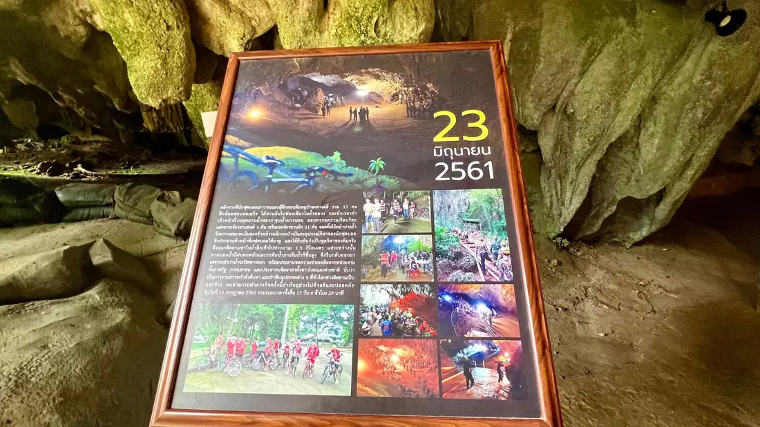 Tafeln erinnern an der Tham-Luang-Höhle in Thailand bis heute an die aufwendige Rettungsaktion von 2018. (Archivbild) - Bild: Carola Frentzen/dpa