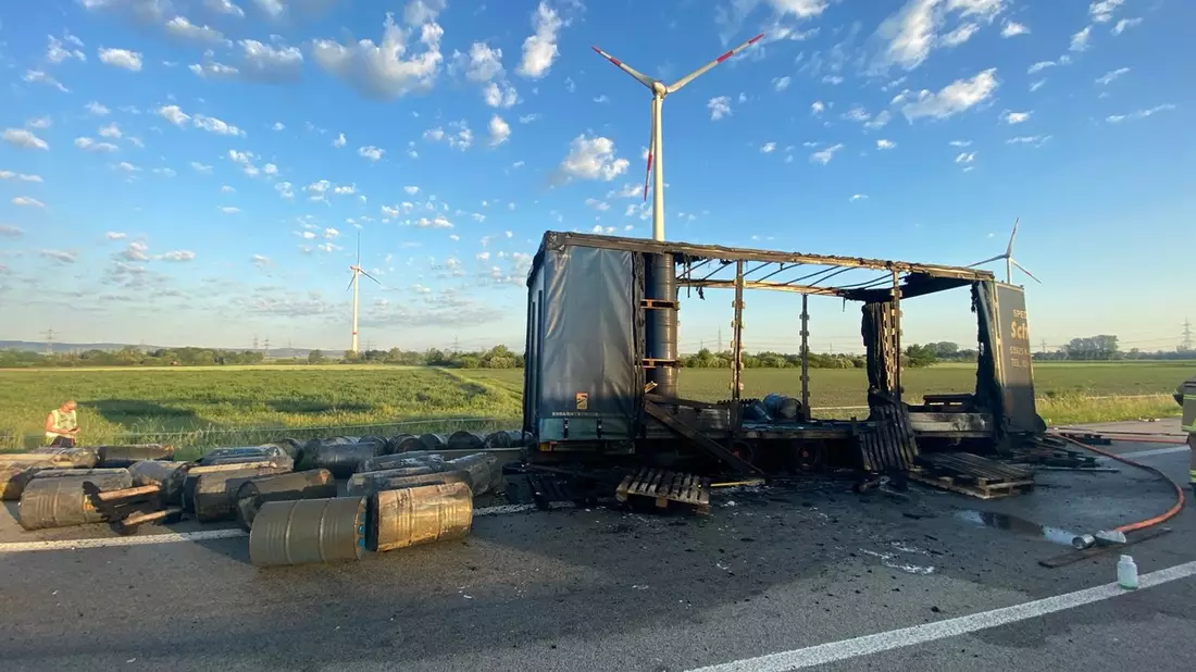 POL-PDNW: Brennender LKW-Anhänger auf A 61 führt zu Vollsperrung - Bild: presseportal.de