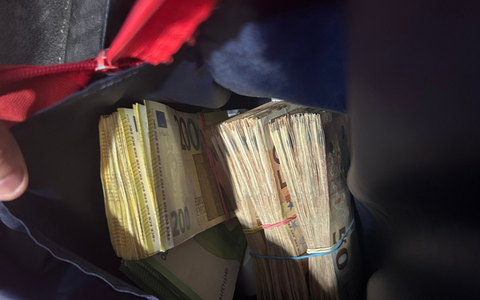 HZA-UL: Bargeldschmuggel/Fahrzeugkäufer verschweigen Geldbündel im Rucksack - Foto: presseportal.de