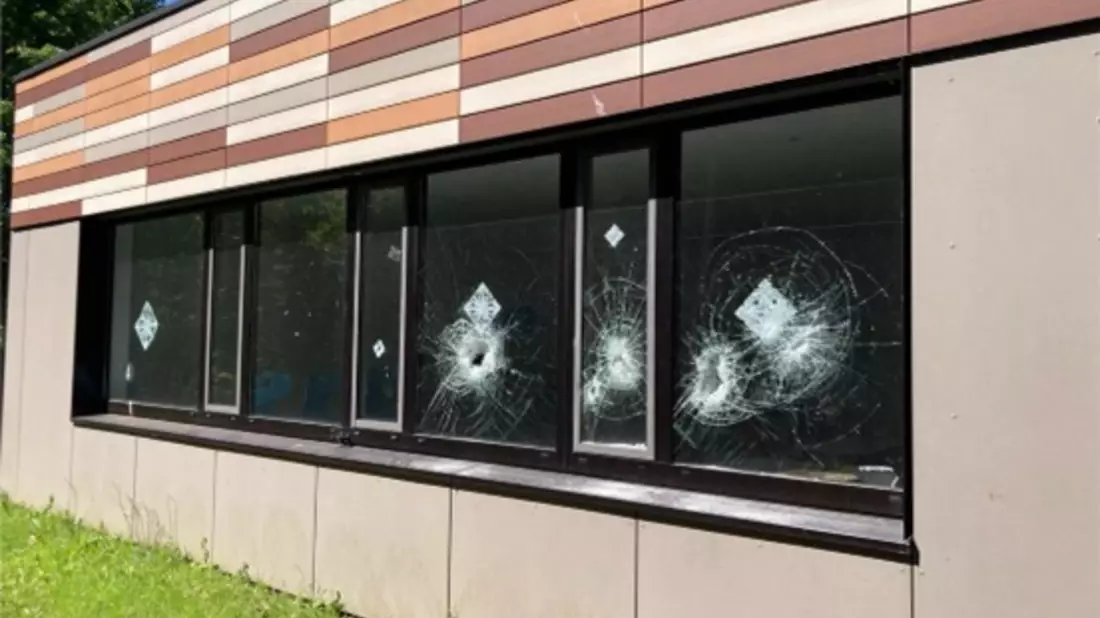 POL-ME: Mehrere Fenster eingeschlagen: Sachbeschädigung an zwei Schulen - 2605088 - Bild: presseportal.de