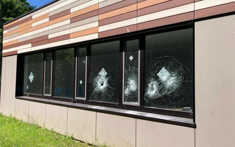 POL-ME: Mehrere Fenster eingeschlagen: Sachbeschädigung an zwei Schulen - 2605088 - Foto: presseportal.de
