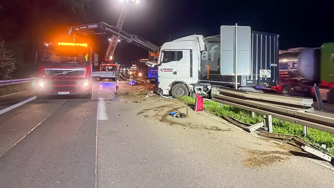 FW-SG: Nächtlicher LKW-Unfall am Hildener Kreuz - 500 Liter Diesel laufen nach spektakulärer Leitplankenfahrt aus - Bild: presseportal.de