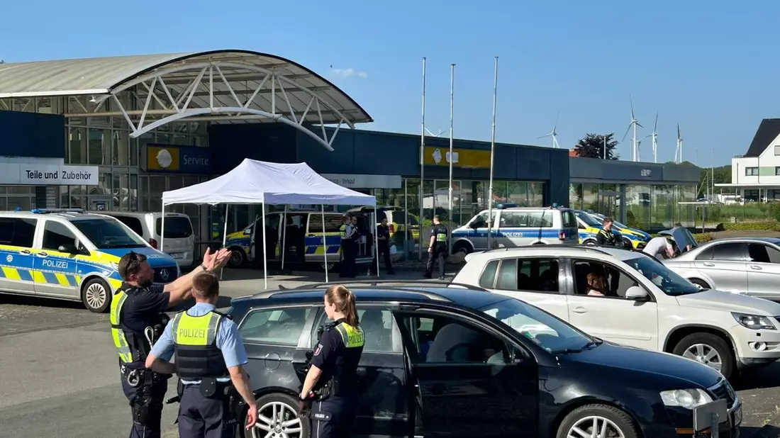 POL-PB: #LEBEN: Gemeinsame Schwerpunktkontrolle der Polizei Paderborn und der Polizei Soest - Bild: presseportal.de