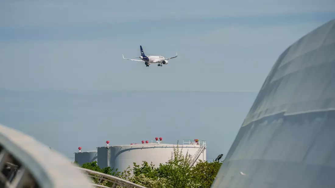 Lufthansa verspricht Passagieren sicheres Kerosin.  - Bild: Andreas Arnold/dpa
