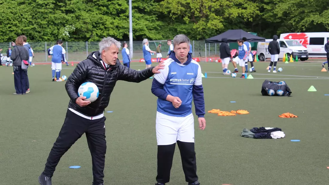 Wertvolle Tipps von Pierre Littbarski und Guido Buchwald: Zwei Weltmeister trainieren beim Betheler Fußballcamp - Bild: presseportal.de