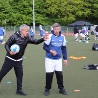 Wertvolle Tipps von Pierre Littbarski und Guido Buchwald: Zwei Weltmeister trainieren beim Betheler Fußballcamp - Foto: presseportal.de