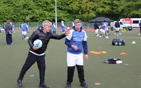 Wertvolle Tipps von Pierre Littbarski und Guido Buchwald: Zwei Weltmeister trainieren beim Betheler Fußballcamp - Foto: presseportal.de