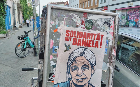 Plakat wirbt für Solidarität mit Daniela Klette (Archiv) - Foto: via dts Nachrichtenagentur