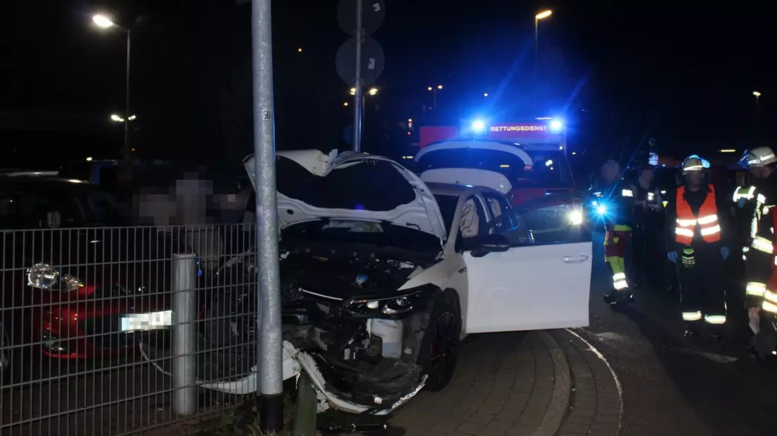 POL-HA: 18-Jähriger will Fußgänger ausweichen und fährt gegen Laternenmast - Bild: presseportal.de