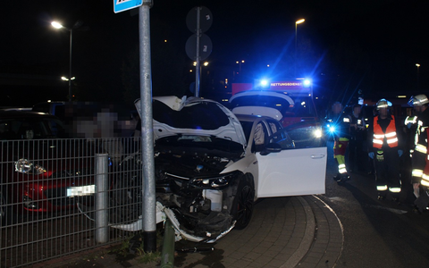 POL-HA: 18-Jähriger will Fußgänger ausweichen und fährt gegen Laternenmast - Foto: presseportal.de