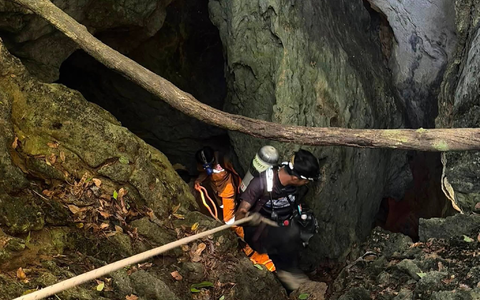 Auch Teams aus Thailand haben bei der schwierigen Suche in der Höhle geholfen. - Foto: Uncredited/Metta Tham Rescue Kalasin/AP/dpa