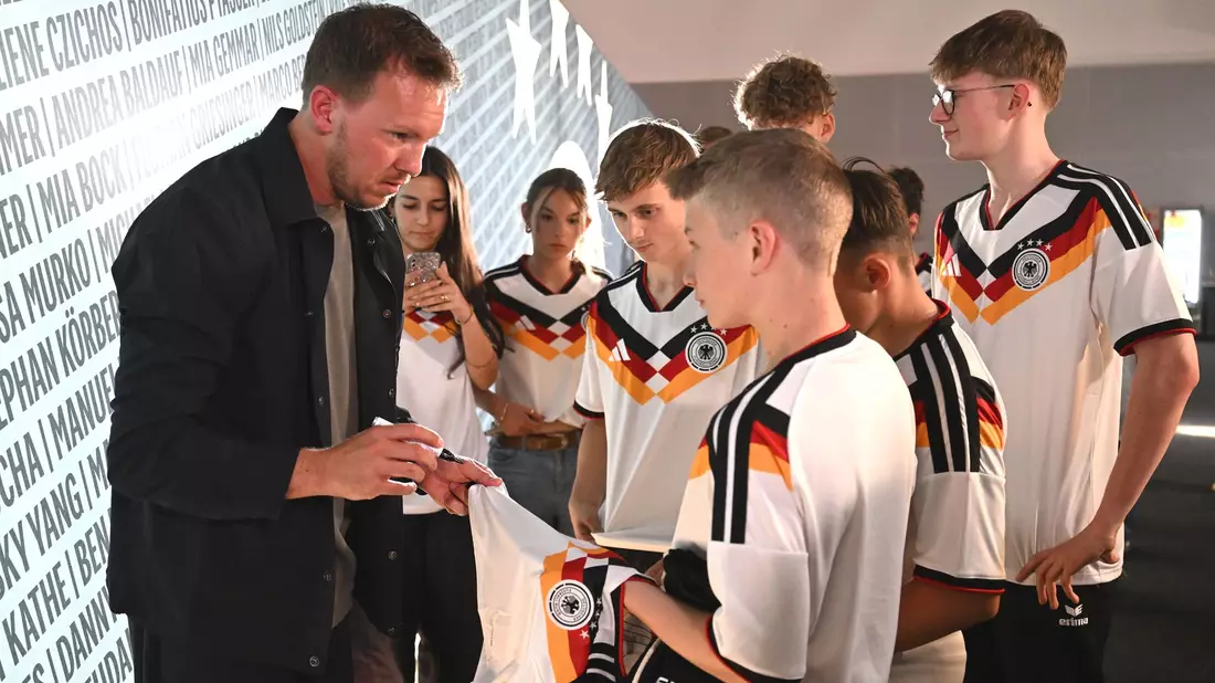 Bundestrainer Nagelsmann schreibt Autogramme für junge Fans. (Archivbild) - Bild: Federico Gambarini/dpa