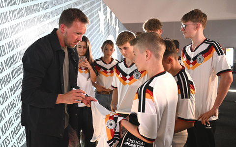 Bundestrainer Nagelsmann schreibt Autogramme für junge Fans. (Archivbild) - Foto: Federico Gambarini/dpa