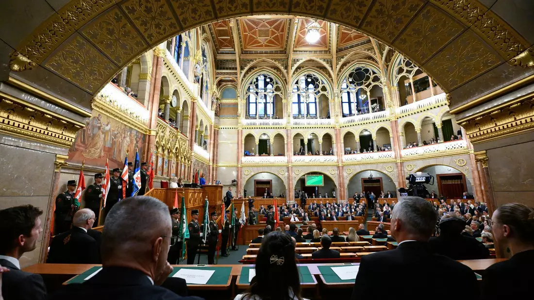 Ungarns neues Parlament hat den Austritt des Landes aus dem Internationalen Strafgerichtshof (IStGH) gestoppt. (Archivbild) - Bild: Boglarka Bodnar/MTI/AP/dpa