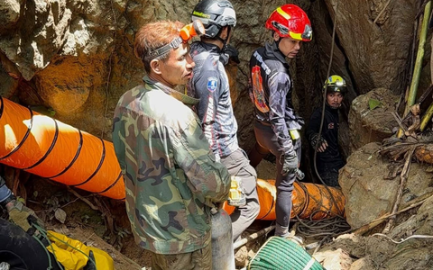 Die Retter müssen durch schmale Gänge kriechen.  - Foto: Uncredited/Metta Tham Rescue Kalasin/AP/dpa