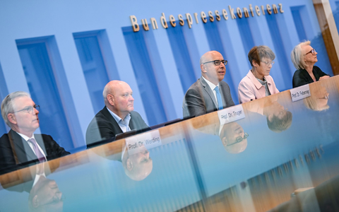 Die «Wirtschaftsweisen» warnen vor explodierenden Kosten, sollte es keine Reformen in der gesetzlichen Kranken- und Pflegeversicherung geben. - Foto: Britta Pedersen/dpa
