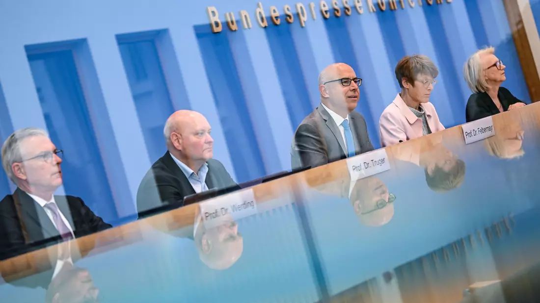 Die Wirtschaftsweisen haben keine guten Nachrichten. - Bild: Britta Pedersen/dpa