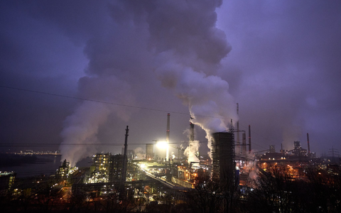 Aufgrund der steigenden Kosten für fossile Energieträger erhöhten sich die Produktionskosten der Unternehmen, heißt es im Gutachten. - Foto: Bernd Thissen/dpa