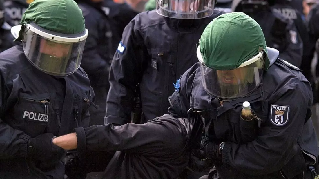 Polizisten führen eine Festnahme durch (Archiv) - Bild: via dts Nachrichtenagentur