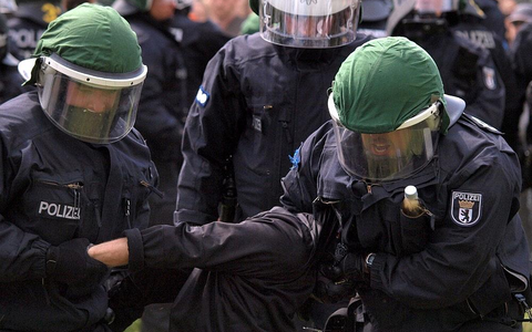 Polizisten führen eine Festnahme durch (Archiv) - Foto: via dts Nachrichtenagentur