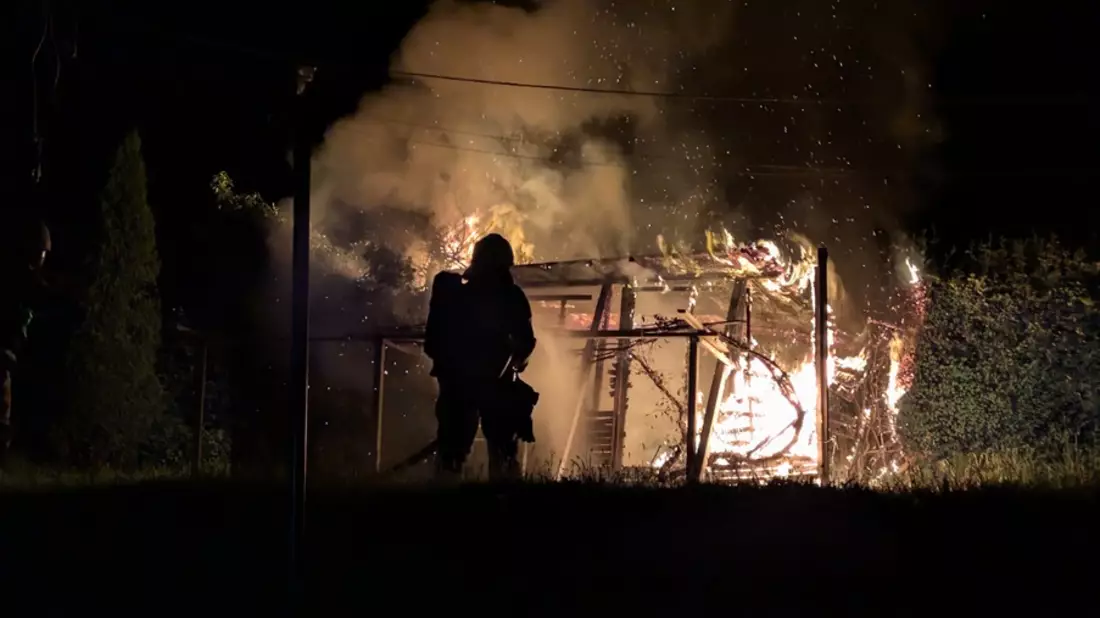 FW-PL: Ortsteil Eschen - Nächtlicher Brand einer Gartenhütte - Bild: presseportal.de