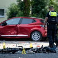 Ein zerstörtes Fahrrad, ein verlorener Schuh auf der Fahrbahn - eine Frau hat drei Kinder angefahren. - Foto: Fabian Strauch/dpa