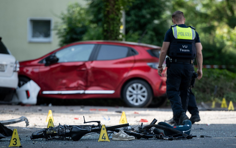 Ein zerstörtes Fahrrad, ein verlorener Schuh auf der Fahrbahn - eine Frau hat drei Kinder angefahren. - Foto: Fabian Strauch/dpa