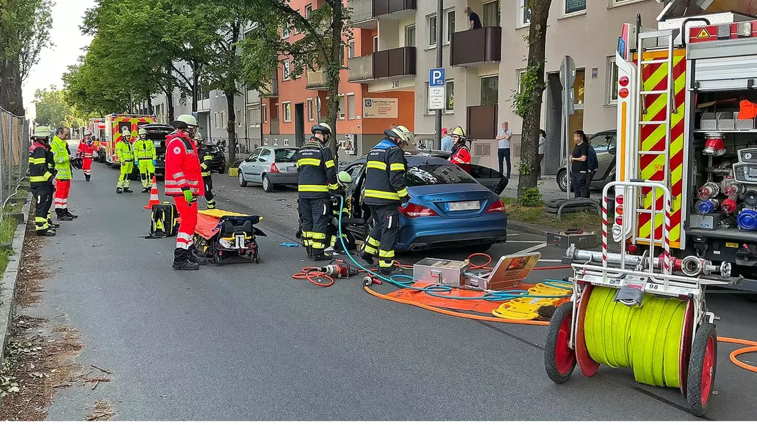 FW-M: Technische Rettung nach Verkehrsunfall (Neuhausen) - Bild: presseportal.de