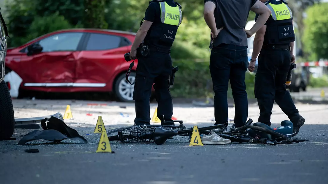 Zwei Kinder sterben nach Verkehrsunfall in Dinslaken. - Bild: Fabian Strauch/dpa