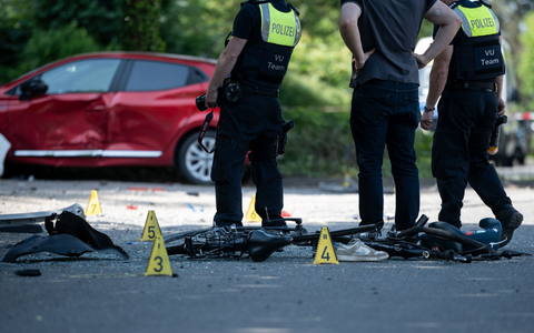 Zwei Kinder sterben nach Verkehrsunfall in Dinslaken. - Foto: Fabian Strauch/dpa