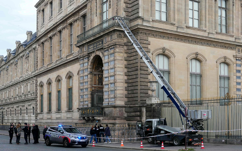Erst lieferte der Louvre-Raub Stoff für ein Enthüllungsbuch, jetzt wird der Einbruch auch verfilmt.(Archivbild) - Foto: Dimitar Dilkoff/AFP/dpa