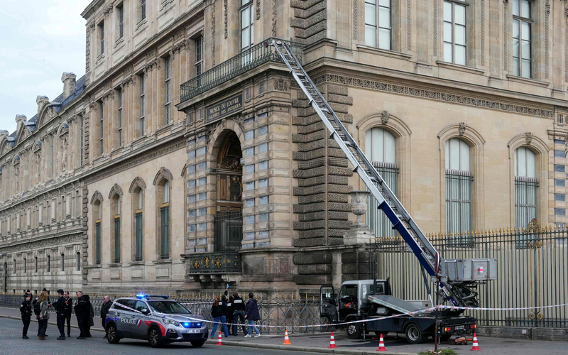 Erst lieferte der Louvre-Raub Stoff für ein Enthüllungsbuch, jetzt wird der Einbruch auch verfilmt.(Archivbild) - Foto: Dimitar Dilkoff/AFP/dpa