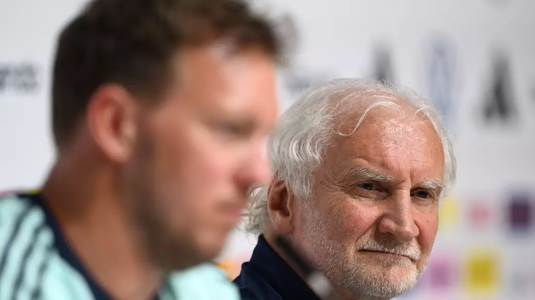 Rudi Völler (r) mochte keine klare Zielvorgabe für die WM machen. - Bild: Federico Gambarini/dpa
