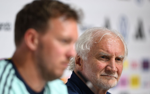 Rudi Völler (r) mochte keine klare Zielvorgabe für die WM machen. - Foto: Federico Gambarini/dpa